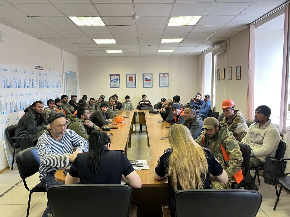 В Якутске миграционная полиция выявила 29 мигрантов, работавших на стройке без трудовых договоров В Якутске миграционная полиция выявила 29 мигрантов, работавших на стройке без трудовых договоров