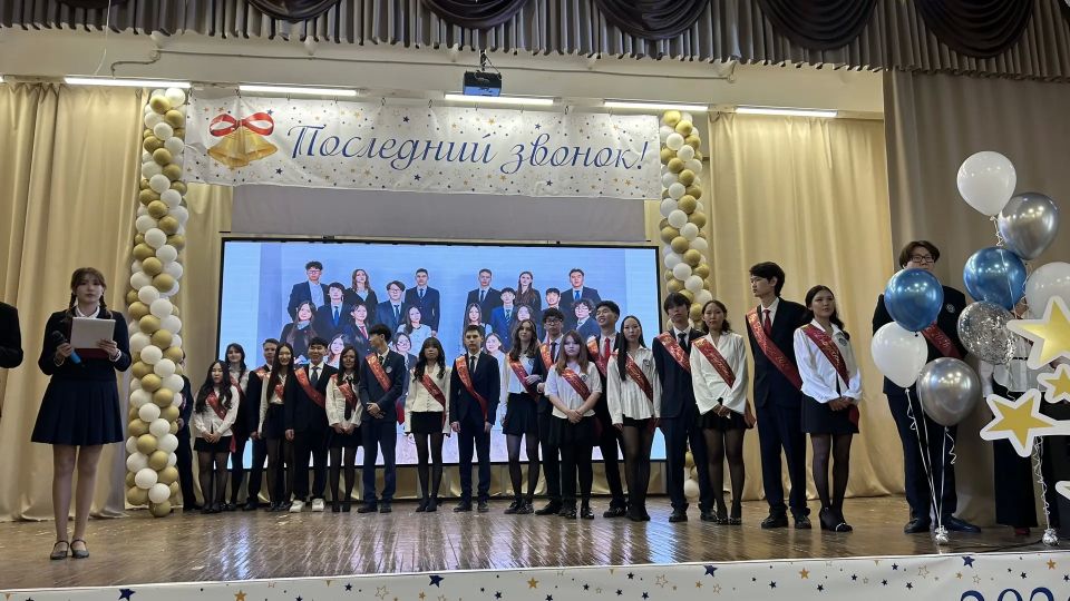 Для выпускников школы N8 города Якутск прозвучал последний звонок — символ окончания школы и начала новых возможностей Для выпускников школы N8 города Якутск прозвучал последний звонок — символ окончания школы и начала новых возможностей