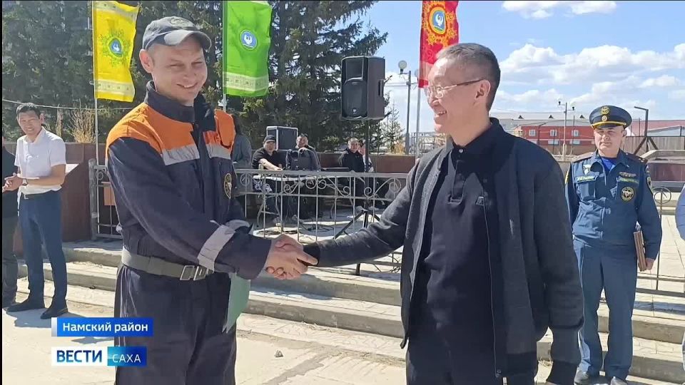 Спасателям из Хабаровского края и Якутии вручили благодарственные письма в Намском районе