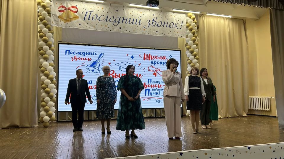 Для выпускников школы N8 города Якутск прозвучал последний звонок — символ окончания школы и начала новых возможностей