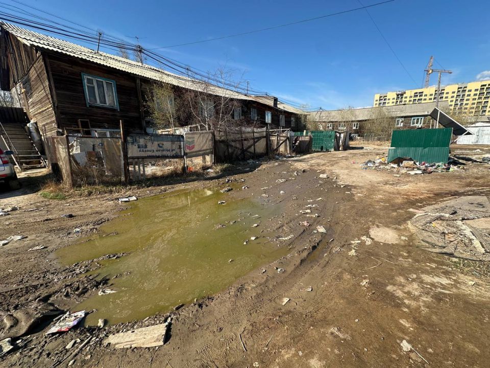 Сегодня после праздника и обряда встречи лета в центре Якутска, я снова заехал погулять уже в знакомый мне 17 квартал, который находится в 3.5 км от центра города Сегодня после праздника и обряда встречи лета в центре Якутска, я снова заехал погулять уже в знакомый мне 17 квартал, который находится в 3.5 км от центра города