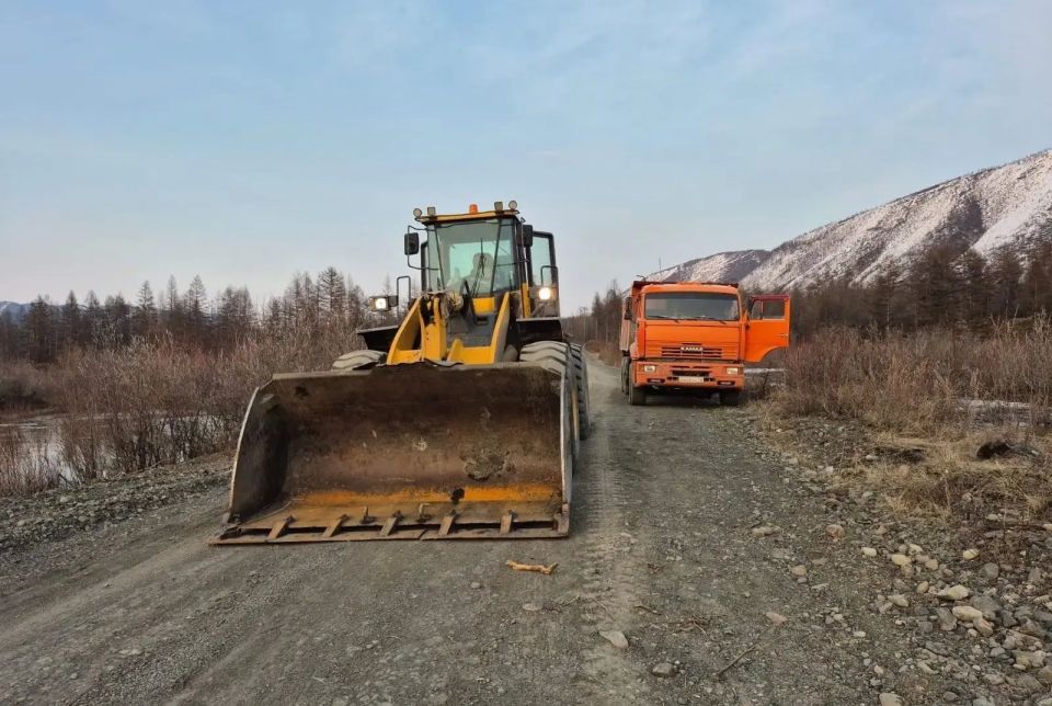 На размытом участке автодороги "Оймякон" обустроили временный объезд На размытом участке автодороги "Оймякон" обустроили временный объезд
