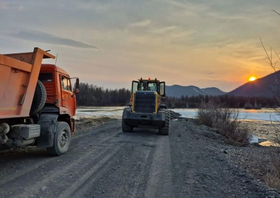 На размытом участке автодороги "Оймякон" обустроили временный объезд На размытом участке автодороги "Оймякон" обустроили временный объезд