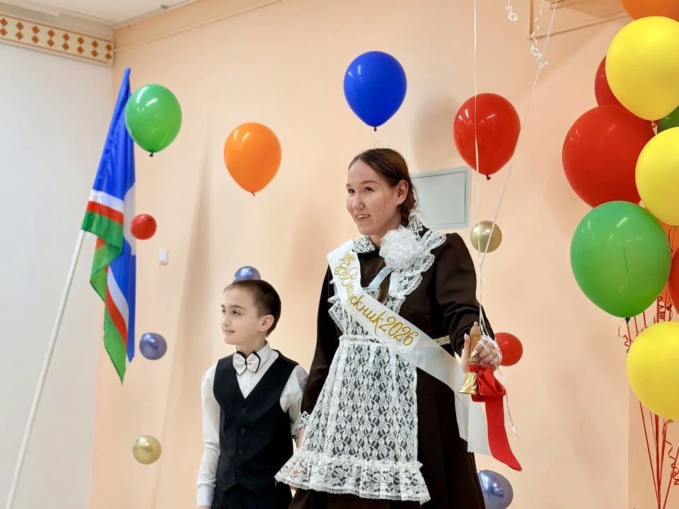 Сотрудники следственного управления поздравили выпускников подшефной школы-интерната с окончанием учебы Сотрудники следственного управления поздравили выпускников подшефной школы-интерната с окончанием учебы