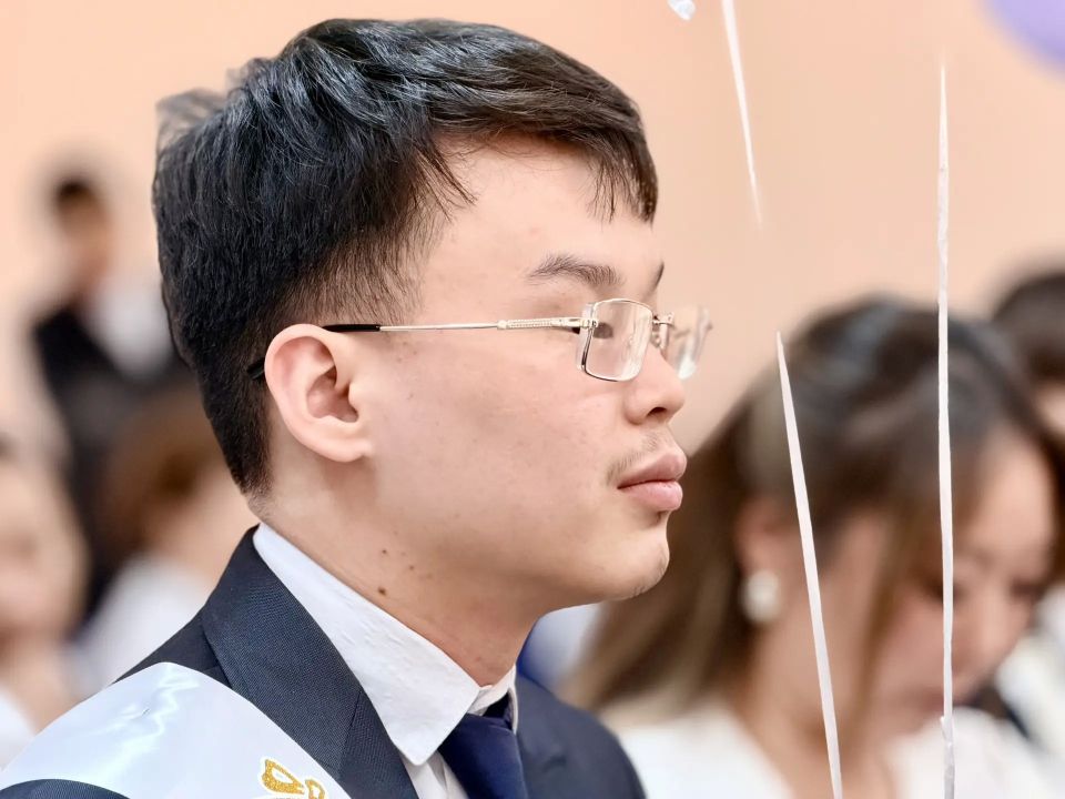 Сотрудники следственного управления поздравили выпускников подшефной школы-интерната с окончанием учебы Сотрудники следственного управления поздравили выпускников подшефной школы-интерната с окончанием учебы