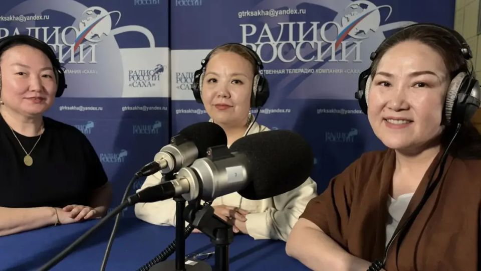 В новом выпуске радиопередачи ГТРК "Саха" - "Сэргээ, сээргээ" в гостях побывали активные родители театра танца "Бриллианты Якутии" Прасковья Аринкина и Надежда Дмитриева В новом выпуске радиопередачи ГТРК "Саха" - "Сэргээ, сээргээ" в гостях побывали активные родители театра танца "Бриллианты Якутии" Прасковья Аринкина и Надежда Дмитриева