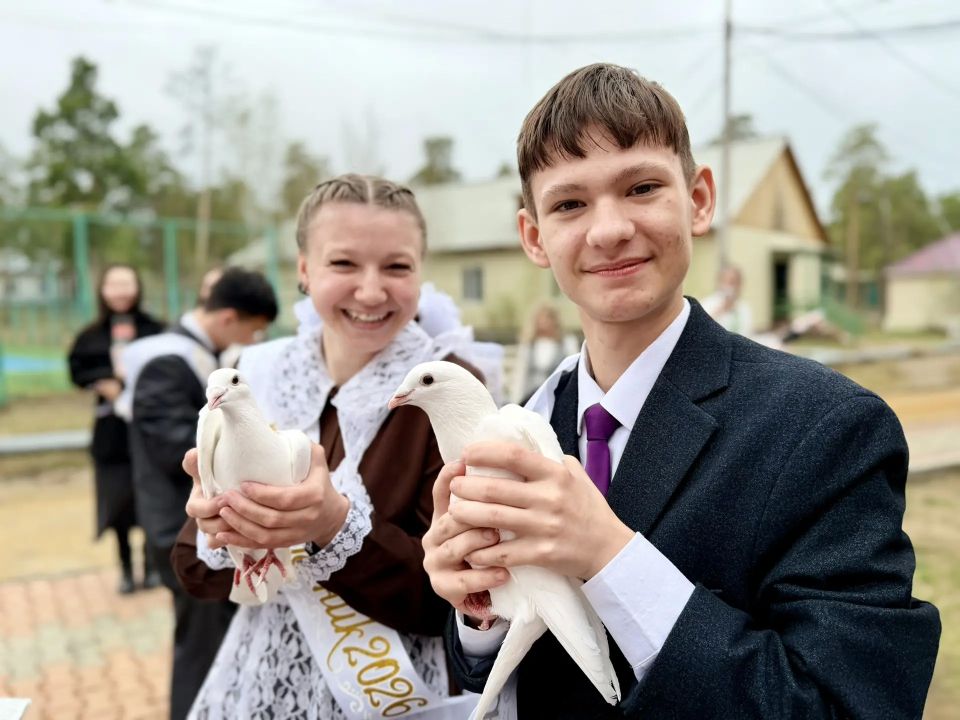 Сотрудники следственного управления поздравили выпускников подшефной школы-интерната с окончанием учебы Сотрудники следственного управления поздравили выпускников подшефной школы-интерната с окончанием учебы