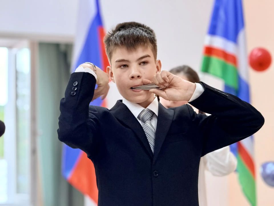 Сотрудники следственного управления поздравили выпускников подшефной школы-интерната с окончанием учебы Сотрудники следственного управления поздравили выпускников подшефной школы-интерната с окончанием учебы