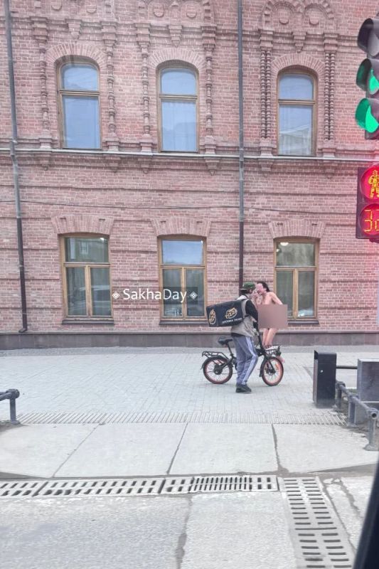 В самом центре города замечен голый неадекват В самом центре города замечен голый неадекват