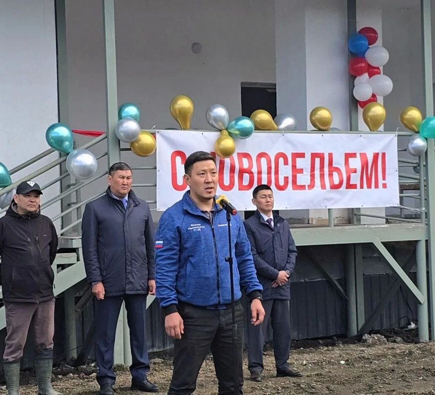 В Среднеколымске открылся первый каменный четырехэтажный дом для переселенцев из аварийного жилья В Среднеколымске открылся первый каменный четырехэтажный дом для переселенцев из аварийного жилья