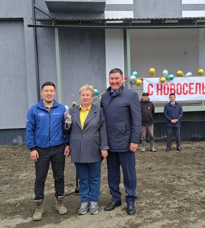 В Среднеколымске открылся первый каменный четырехэтажный дом для переселенцев из аварийного жилья В Среднеколымске открылся первый каменный четырехэтажный дом для переселенцев из аварийного жилья