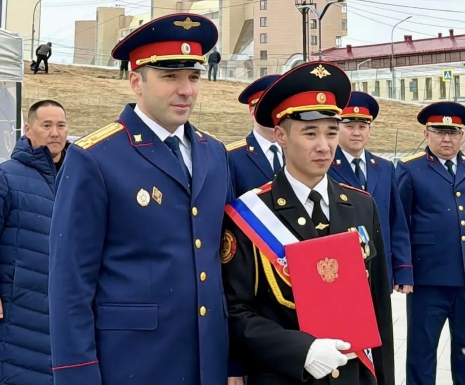 Сотрудники следственного управления поздравили выпускников подшефной школы-интерната с окончанием учебы Сотрудники следственного управления поздравили выпускников подшефной школы-интерната с окончанием учебы