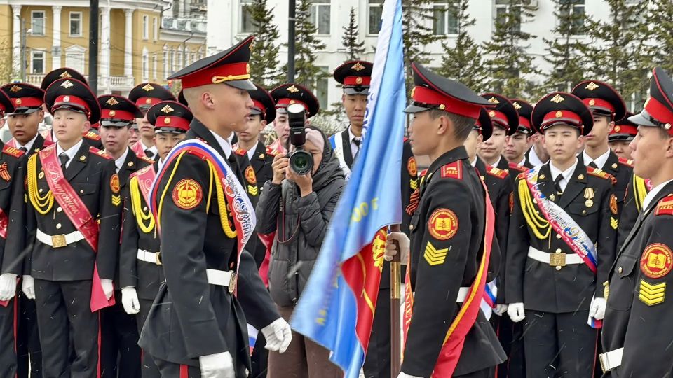 Сотрудники следственного управления поздравили выпускников подшефной школы-интерната с окончанием учебы Сотрудники следственного управления поздравили выпускников подшефной школы-интерната с окончанием учебы