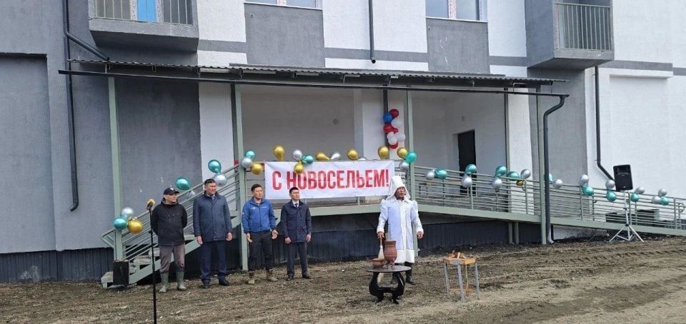В Среднеколымске открылся первый каменный четырехэтажный дом для переселенцев из аварийного жилья В Среднеколымске открылся первый каменный четырехэтажный дом для переселенцев из аварийного жилья