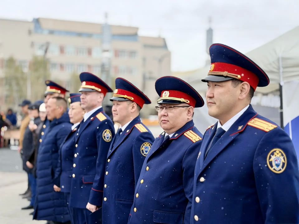 Сотрудники следственного управления поздравили выпускников подшефной школы-интерната с окончанием учебы Сотрудники следственного управления поздравили выпускников подшефной школы-интерната с окончанием учебы