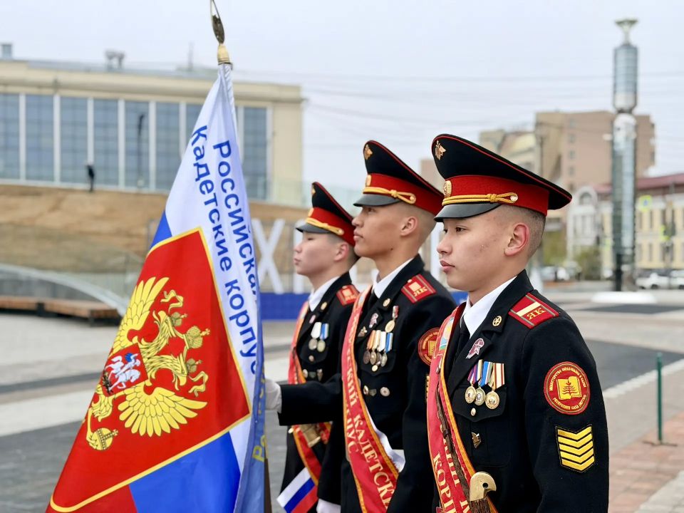 Сотрудники следственного управления поздравили выпускников подшефной школы-интерната с окончанием учебы Сотрудники следственного управления поздравили выпускников подшефной школы-интерната с окончанием учебы
