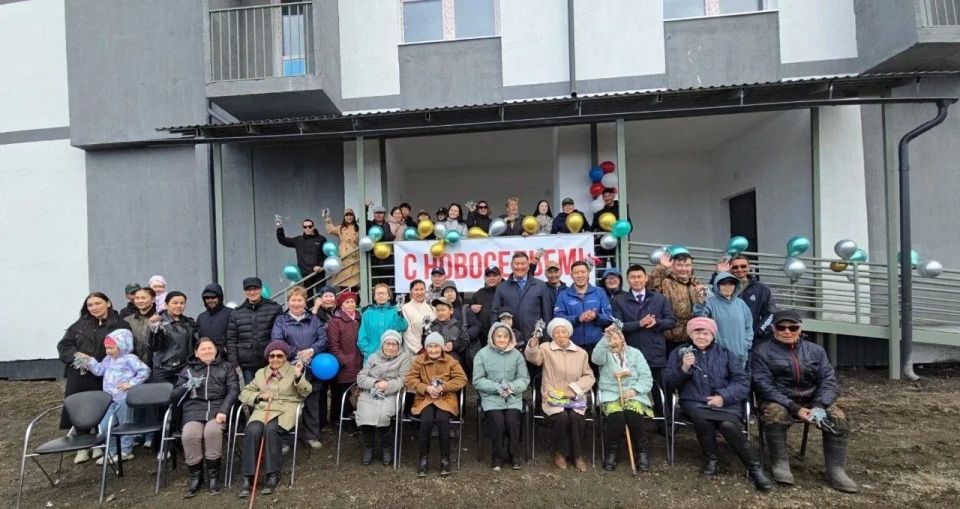 В Среднеколымске открылся первый каменный четырехэтажный дом для переселенцев из аварийного жилья В Среднеколымске открылся первый каменный четырехэтажный дом для переселенцев из аварийного жилья