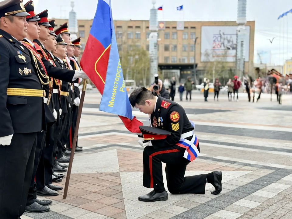 Сотрудники следственного управления поздравили выпускников подшефной школы-интерната с окончанием учебы Сотрудники следственного управления поздравили выпускников подшефной школы-интерната с окончанием учебы