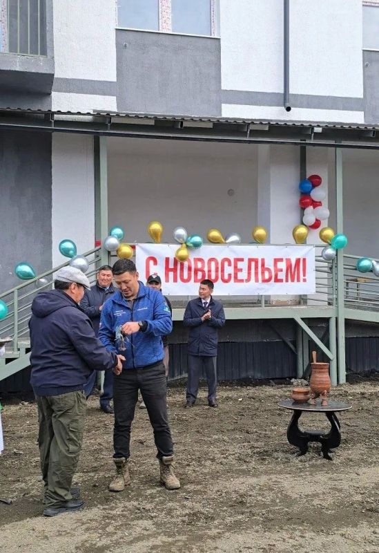 В Среднеколымске открылся первый каменный четырехэтажный дом для переселенцев из аварийного жилья В Среднеколымске открылся первый каменный четырехэтажный дом для переселенцев из аварийного жилья