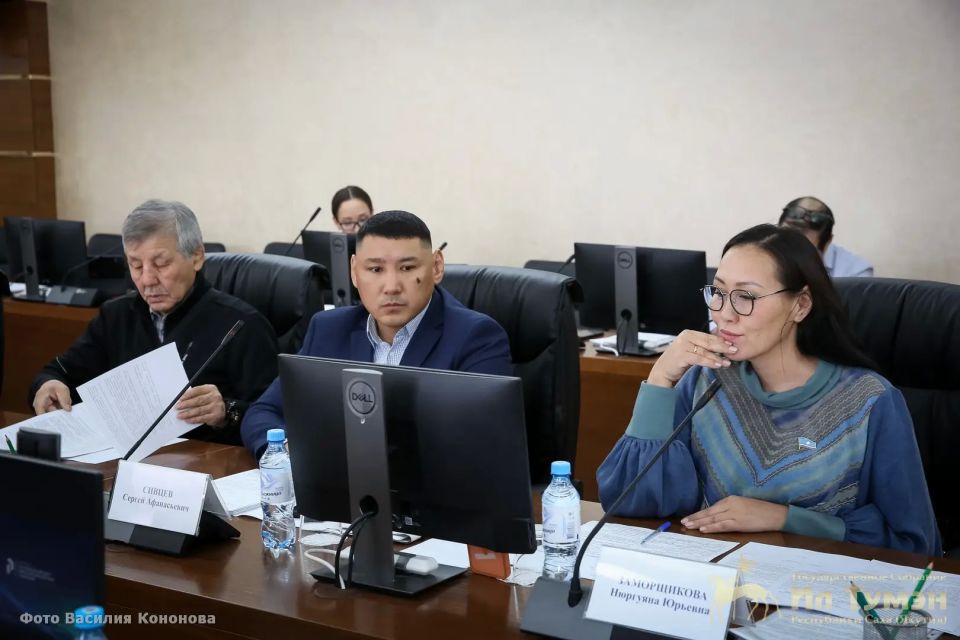 На заседании постоянного комитета парламента Якутии по селу и аграрной политике под руководством председателя комитета Александра Атласова народные депутаты рассмотрели 5 вопросов На заседании постоянного комитета парламента Якутии по селу и аграрной политике под руководством председателя комитета Александра Атласова народные депутаты рассмотрели 5 вопросов