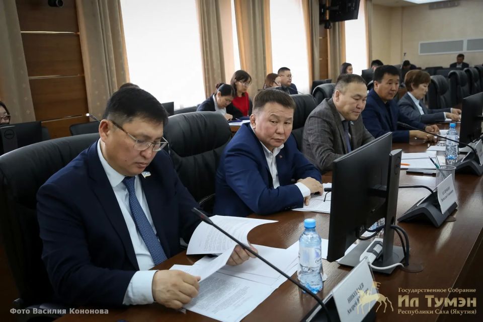 На заседании постоянного комитета парламента Якутии по селу и аграрной политике под руководством председателя комитета Александра Атласова народные депутаты рассмотрели 5 вопросов На заседании постоянного комитета парламента Якутии по селу и аграрной политике под руководством председателя комитета Александра Атласова народные депутаты рассмотрели 5 вопросов