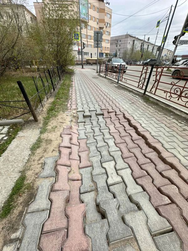 Недолго музыка играла. Это недавно "отремонтированный участок" на Октябрьской