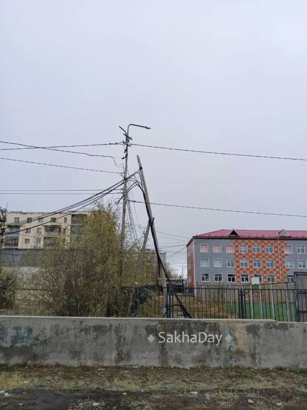 Этот столб точно скоро упадёт