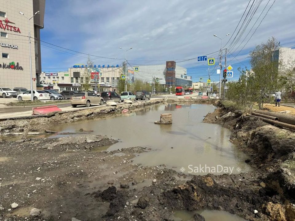 На месте капитального ремонта улицы Ойунского в районе ТЦ «1000 мелочей» образовалось вполне солидное озеро На месте капитального ремонта улицы Ойунского в районе ТЦ «1000 мелочей» образовалось вполне солидное озеро