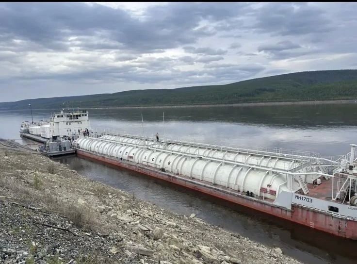 Ленская нефтебаза АО «Саханефтегазсбыт» начала прием первого танкера с топливом