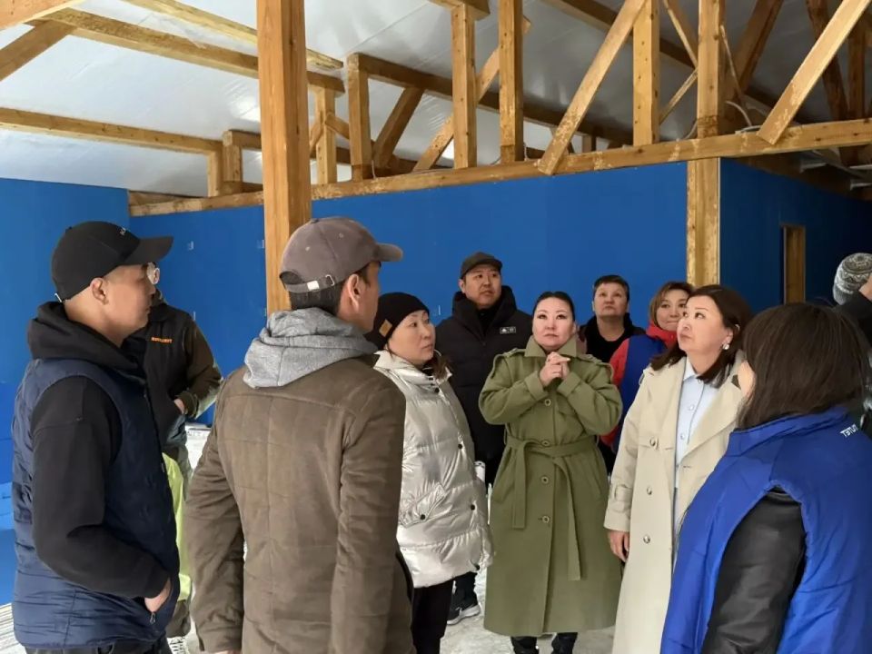 Министр образования и науки республики Нюргуна Соколова проверила ход строительства быстровозводимых корпусов в лагере «Энергетик» Министр образования и науки республики Нюргуна Соколова проверила ход строительства быстровозводимых корпусов в лагере «Энергетик»