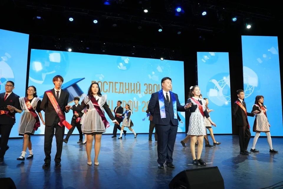Последний звонок прозвенел для выпускников лицея СВФУ