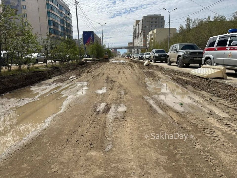 На месте капитального ремонта улицы Ойунского в районе ТЦ «1000 мелочей» образовалось вполне солидное озеро На месте капитального ремонта улицы Ойунского в районе ТЦ «1000 мелочей» образовалось вполне солидное озеро