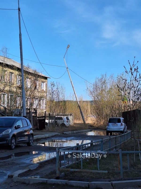 Окончательно устал столб уличного освещения у дома 87/1 по Петра Алексеева
