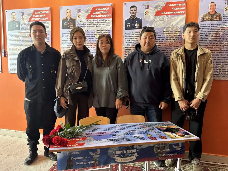 В Якутске открыли «Парту Героя» в честь 19-летнего военнослужащего Никона Мандарова В Якутске открыли «Парту Героя» в честь 19-летнего военнослужащего Никона Мандарова