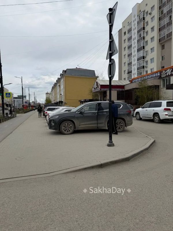 #пишут Вот так и ломаем новую брусчатку #пишут Вот так и ломаем новую брусчатку