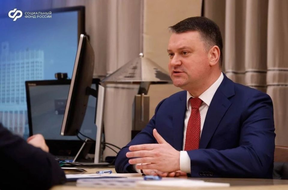 Председатель Соцфонда Сергей Чирков встретился с Председателем Правительства Михаилом Мишустиным Михаил Мишустин отметил, что у Соцфонда особая роль в повышении качества жизни граждан по всей стране Председатель Соцфонда Сергей Чирков встретился с Председателем Правительства Михаилом Мишустиным Михаил Мишустин отметил, что у Соцфонда особая роль в повышении качества жизни граждан по всей стране