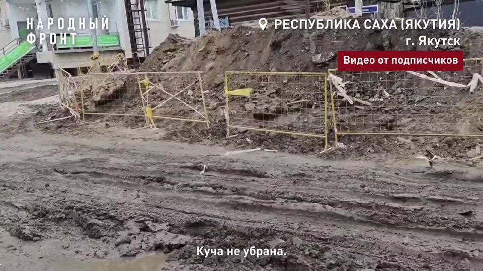 Больше десяти лет без дороги: люки выше дороги, колея по ступицу