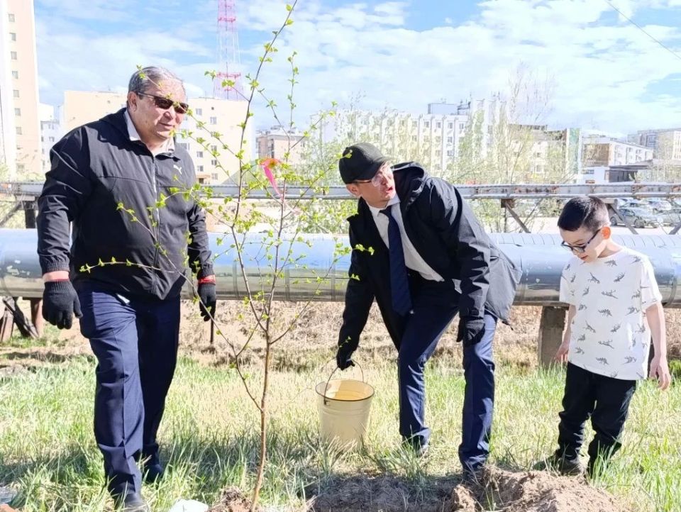 Сегодня в Якутске, в Казанском сквере, состоялась экологическая акция — посадка деревьев на Аллее ценообразования Якутии в рамках празднования 60-летия органов ценообразования республики, в которой принял участие...