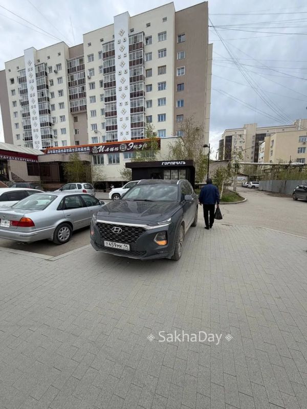 #пишут Вот так и ломаем новую брусчатку #пишут Вот так и ломаем новую брусчатку