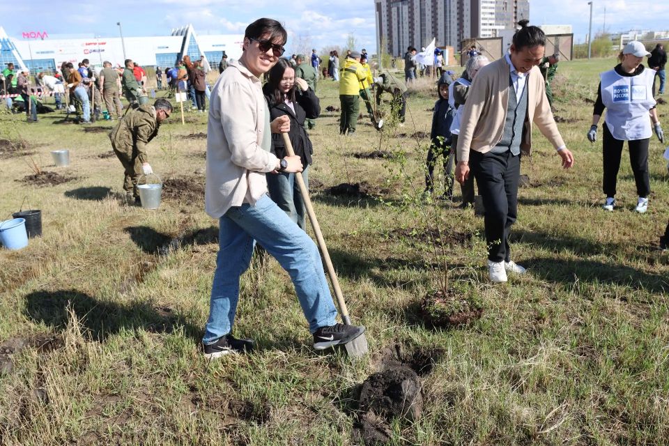 Сотрудники Минстроя Якутии присоединились к международной акции «Сад памяти» в Якутске Сотрудники Минстроя Якутии присоединились к международной акции «Сад памяти» в Якутске