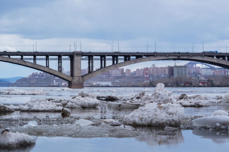 В Якутии продолжается движение ледохода на реках