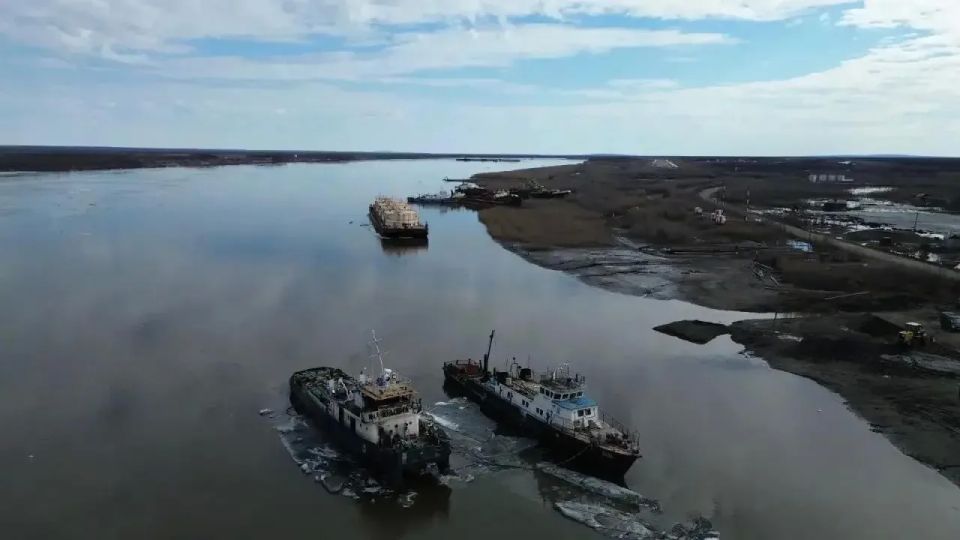 В Абыйском улусе из-за ледохода течением унесло 10 судов В Абыйском улусе из-за ледохода течением унесло 10 судов