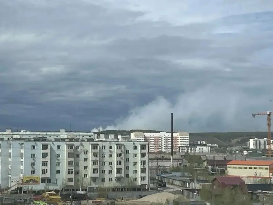 В Якутске принимаются меры по ликвидации возгорания на свалке