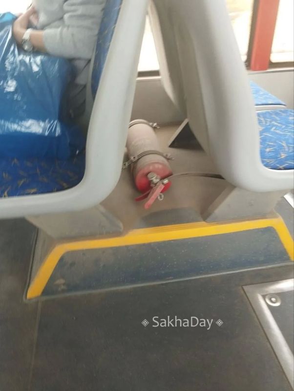 #пишут Зашла в чистый автобус "Волгобас", маршрут N 7. Присела и о ужас: панели окон грязные, кресла в пыли #пишут Зашла в чистый автобус "Волгобас", маршрут N 7. Присела и о ужас: панели окон грязные, кресла в пыли