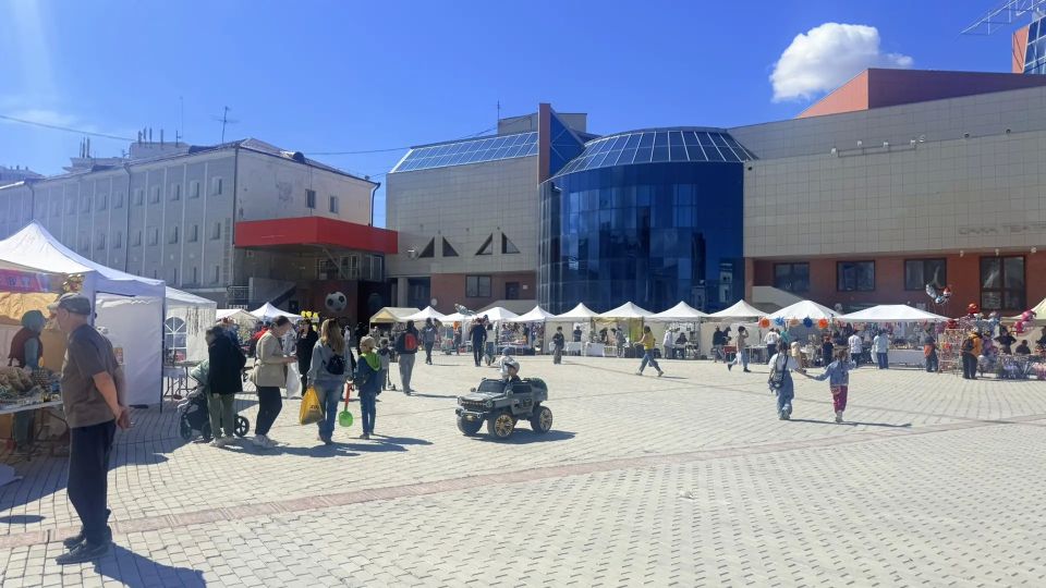На площади Орджоникидзе началась праздничная программа ко Дню защиты детей На площади Орджоникидзе началась праздничная программа ко Дню защиты детей