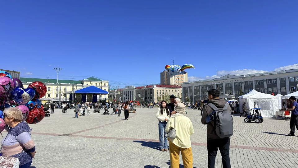 На площади Орджоникидзе началась праздничная программа ко Дню защиты детей На площади Орджоникидзе началась праздничная программа ко Дню защиты детей