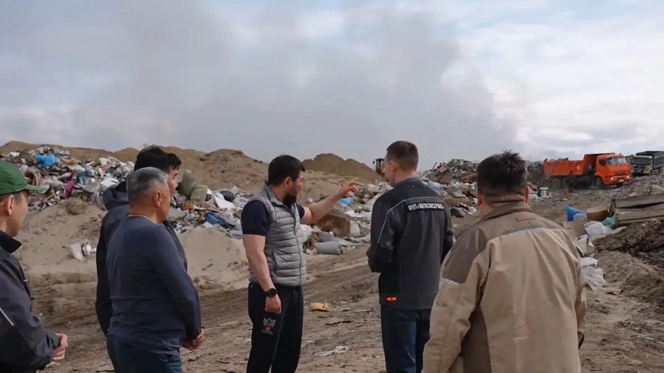 Сегодня днем провел рабочее совещание на полигоне ТКО по Вилюйскому тракту, 9 км. Заслушал информацию директора МУП «Жилкомсервис» Юрия Спиридонова о ходе работ по ликвидации возгорания мусора, возникшего в воскресенье утром Сегодня днем провел рабочее совещание на полигоне ТКО по Вилюйскому тракту, 9 км. Заслушал информацию директора МУП «Жилкомсервис» Юрия Спиридонова о ходе работ по ликвидации возгорания мусора, возникшего в воскресенье утром