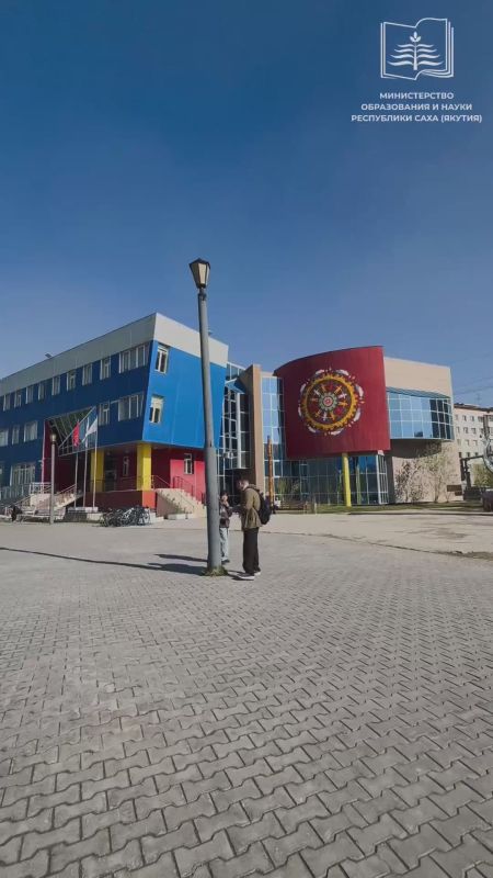 С сегодняшнего дня выпускники 11-х классов приступили к сдаче Единого государственного экзамена в основной период