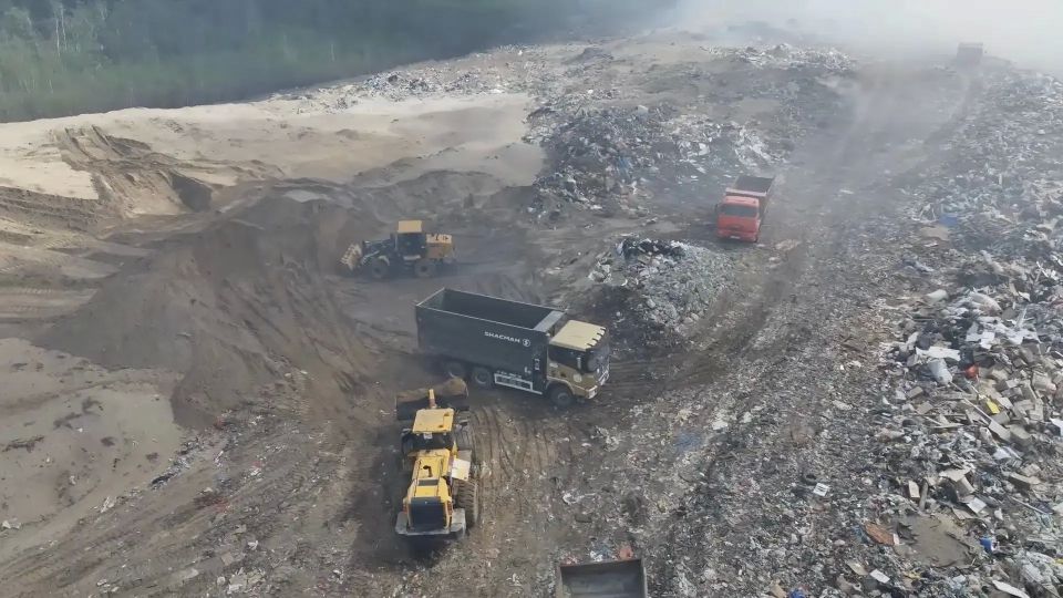 Сегодня днем провел рабочее совещание на полигоне ТКО по Вилюйскому тракту, 9 км. Заслушал информацию директора МУП «Жилкомсервис» Юрия Спиридонова о ходе работ по ликвидации возгорания мусора, возникшего в воскресенье утром Сегодня днем провел рабочее совещание на полигоне ТКО по Вилюйскому тракту, 9 км. Заслушал информацию директора МУП «Жилкомсервис» Юрия Спиридонова о ходе работ по ликвидации возгорания мусора, возникшего в воскресенье утром