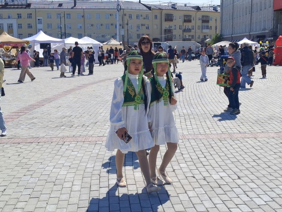 Приходите на площадь Орджоникидзе! Вас ждут праздничный концерт, конкурсы, игры, хорошее настроение и много солнца! Приходите на площадь Орджоникидзе! Вас ждут праздничный концерт, конкурсы, игры, хорошее настроение и много солнца!